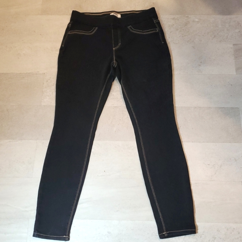 Leí Jean size M Dark Blue Very good condition  two packs on the back